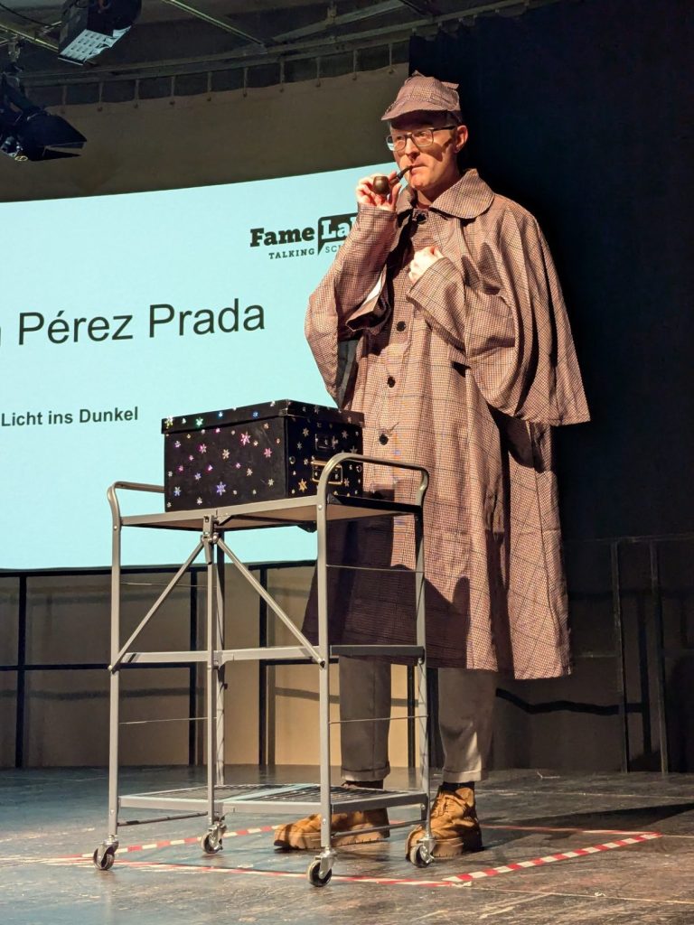 Auftritt von Maxi Perez Prada als Detektiv Kosmos beim FameLab Bremerhaven