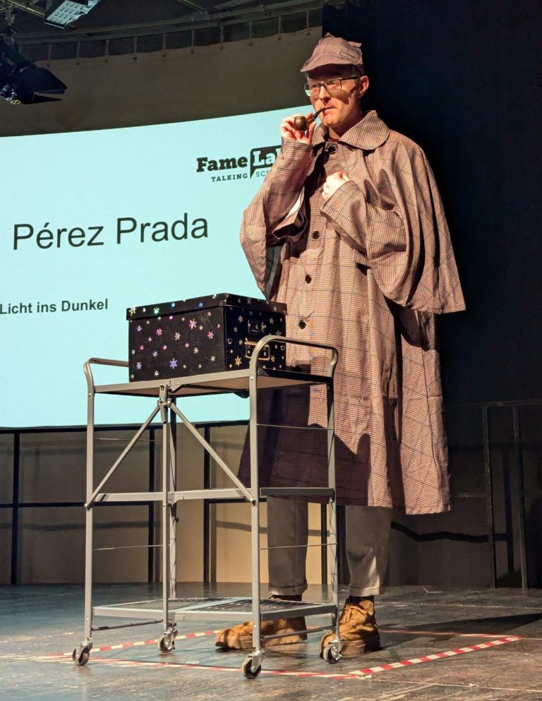 FameLab Auftritt von Maxi Perez Prada als Detektiv Kosmos beim FameLab Bremerhaven