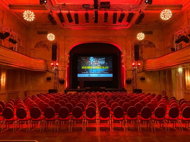Leere Location vor Beginn eines Science Slams in Berlin